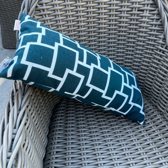 Set of Two Pillows - Picture 2 of 5